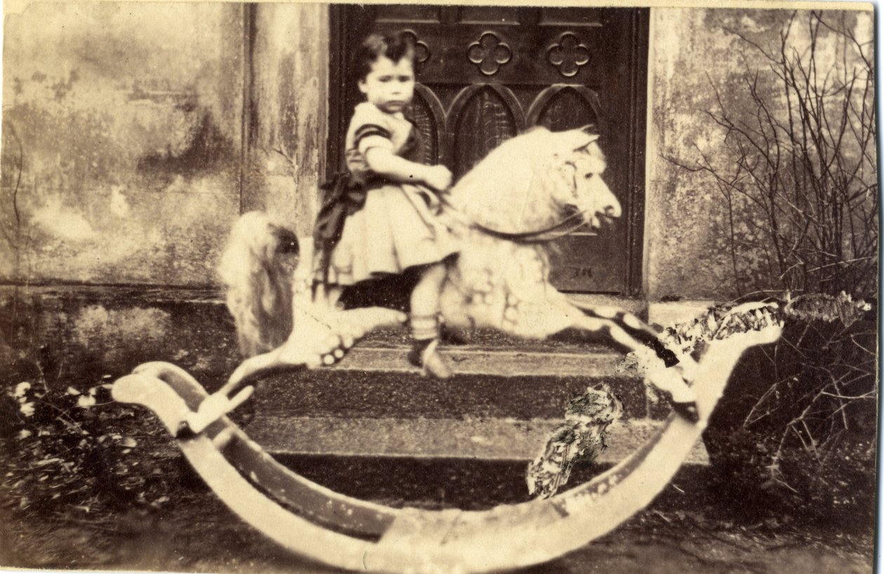Lille pige på en stor gyngehest i en have, 1860
