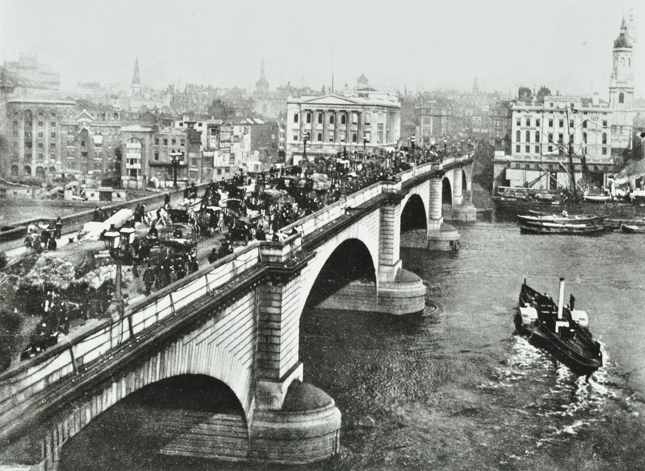 London Bridge: hestetrukket trafik på broen, 1895 af English Photographer