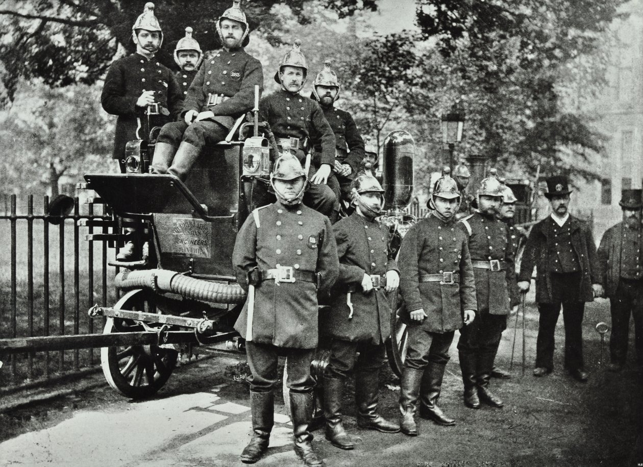 London Fire Brigade: gruppe af brandmænd, med motor og drejehaner, 1895 af English Photographer
