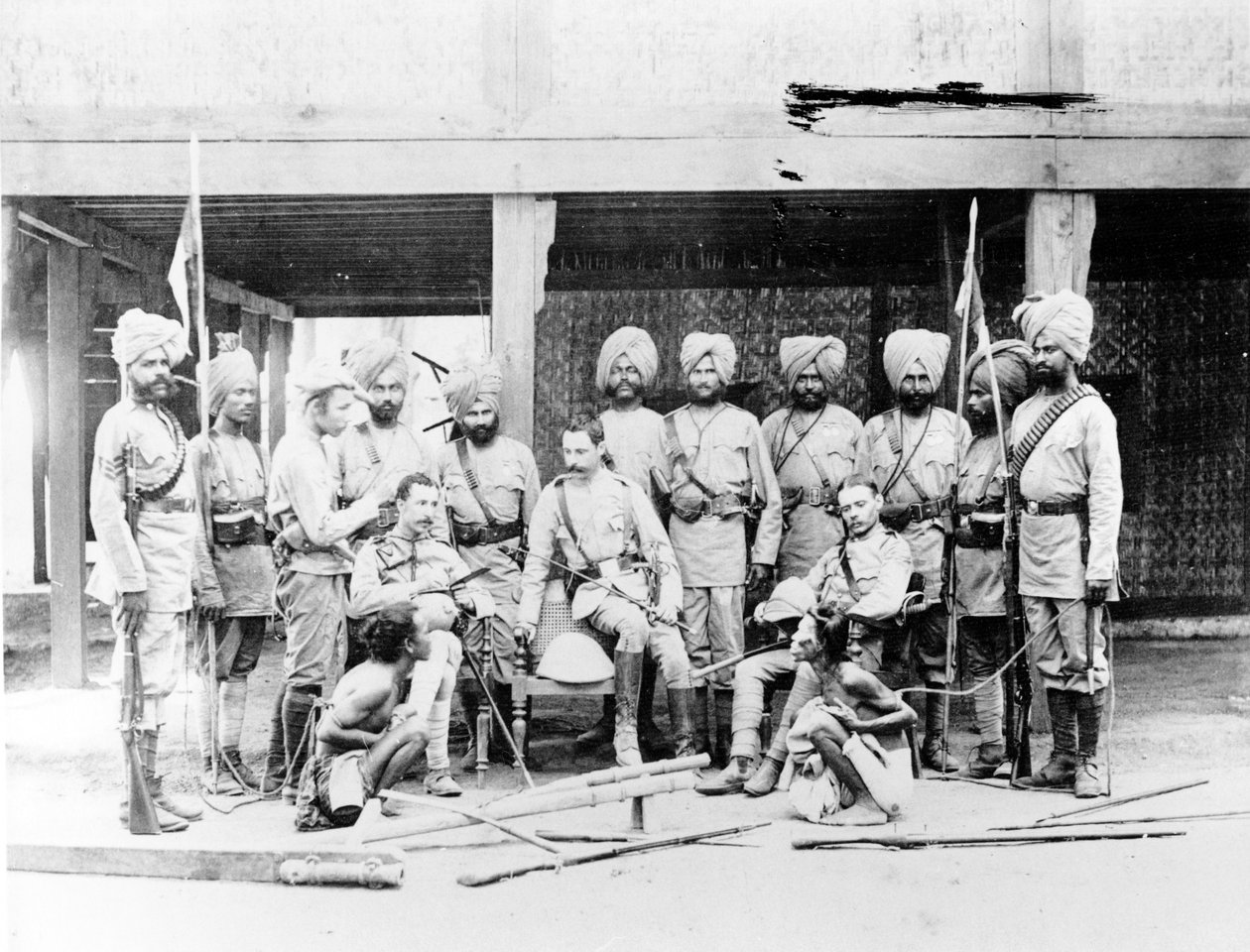 Lord Henry Rawlinson med sikh-officerer og fangede burmesiske stammemænd, ca. 1886 af English Photographer