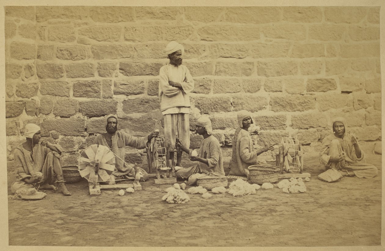 Mandlige fanger vikler bomuld på snurrende hjul i Karachi-fængslet. c. 1873160 mm x 250 mm Fotograf: Michie and Company Archaeological Survey of India Samlinger: India Office Series (bind 52). af English Photographer