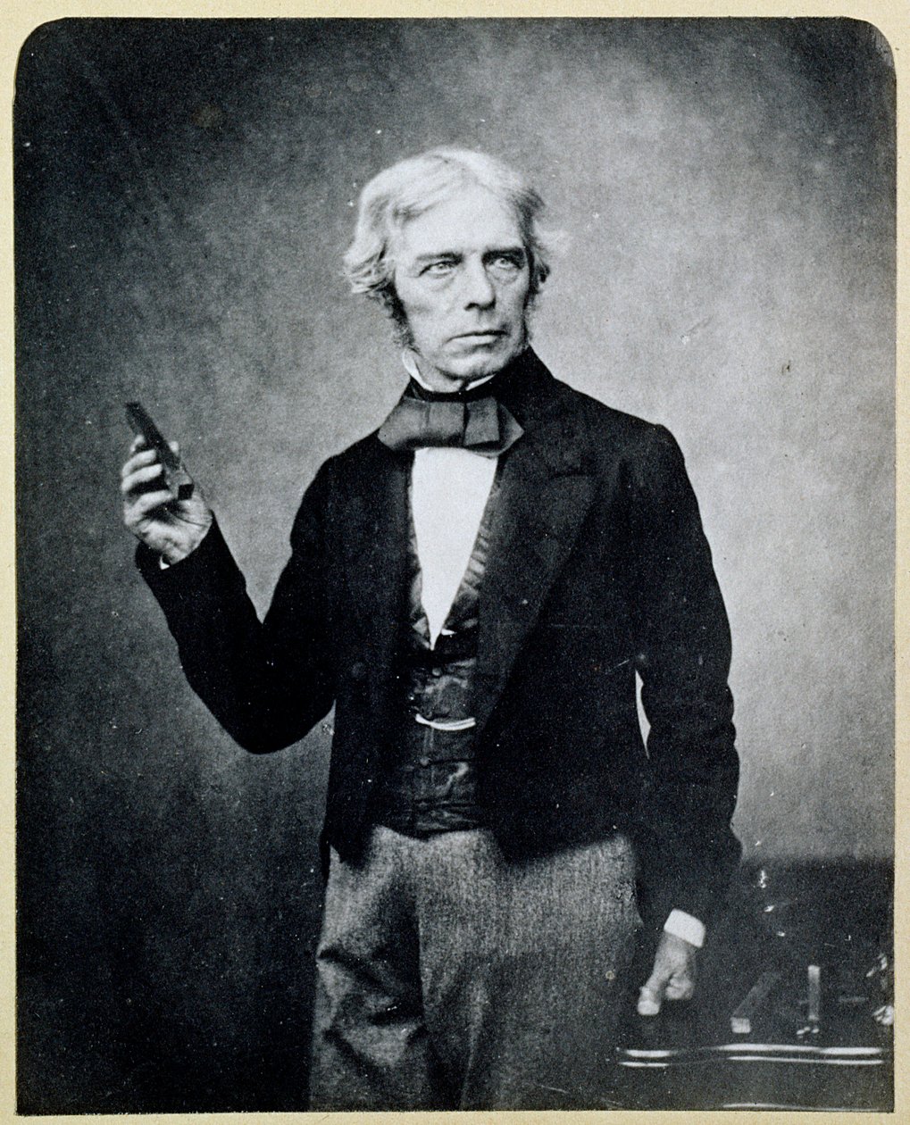 Michael Faraday (1791-1867) holder en stangmagnet, af Maull og Polyblank af English Photographer