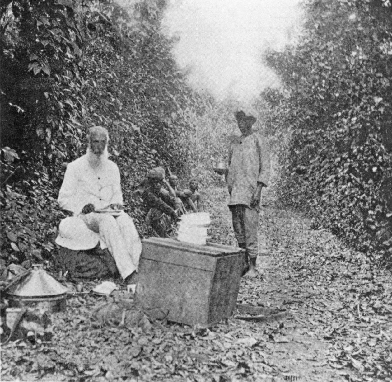 Middagsstop på marchen, fra Under den afrikanske sol; Under den afrikanske sol; en beskrivelse af indfødte racer i Uganda, sportseventyr og andre oplevelser, af William John Ansorge, 1899 (bw phot af English Photographer