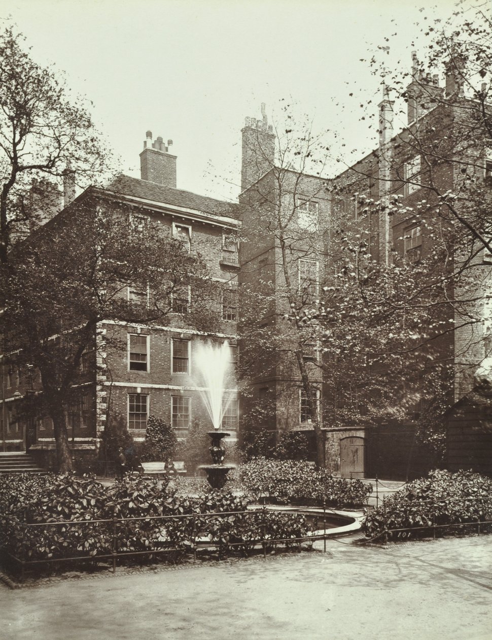 Middle Temple, Fountain Court, 1885 af English Photographer