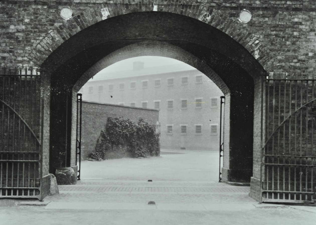 Millbank Prison: buegang, indgang, 1885 af English Photographer