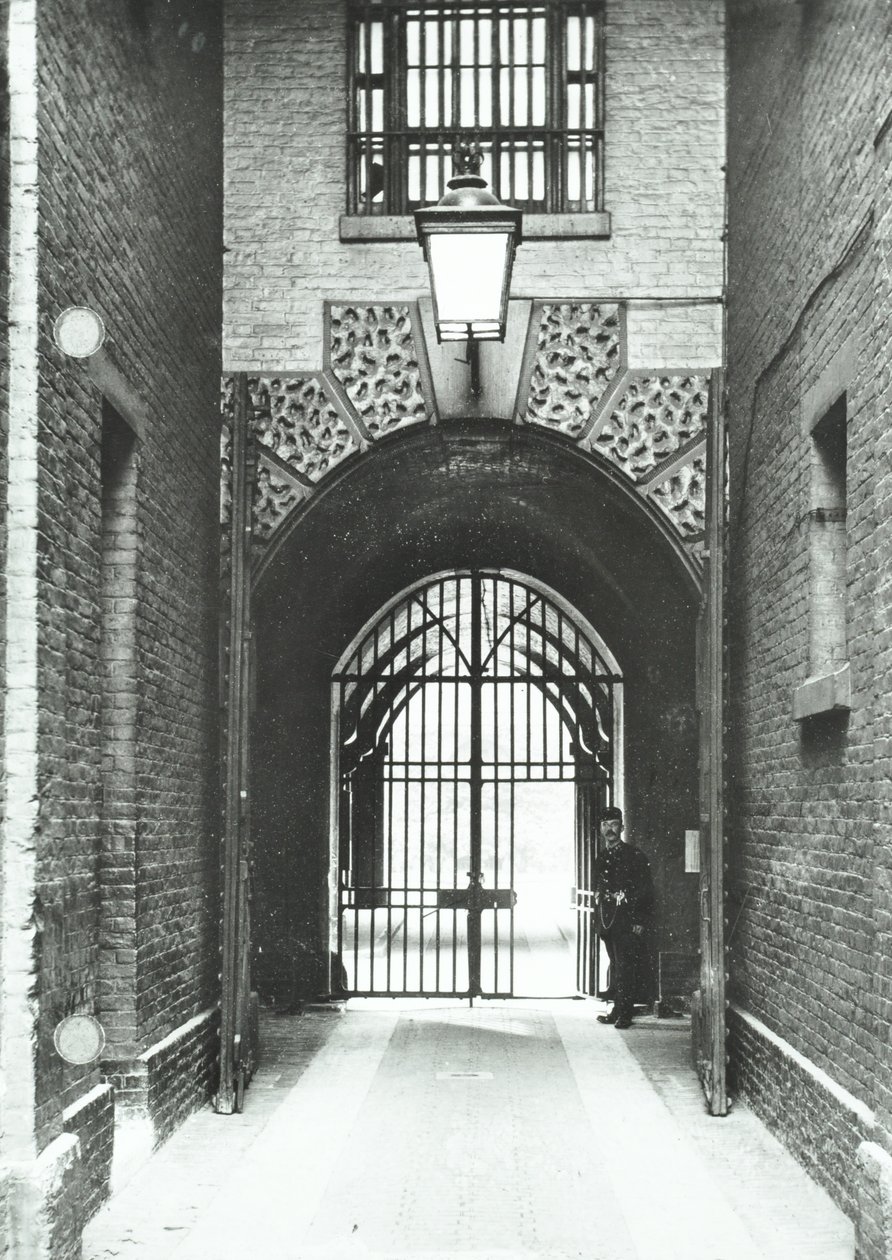 Millbank Prison: Hovedpassage, Warden Barnard i døråbningen, 1885 af English Photographer