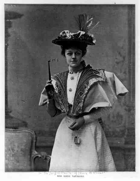 Miss Irene Vanbrugh i The Importance of Being Earnest, af Oscar Wilde (1854-1900) på St. James Theatre, den 4. maj 1895 (s/h-foto) af English Photographer