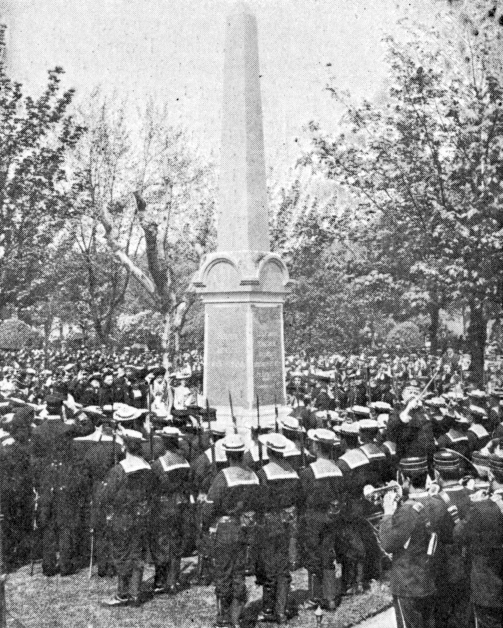 Monument til minde om officererne og mændene fra H.M.S Powerful, illustration fra Kongen, 25. maj 1901 af English Photographer