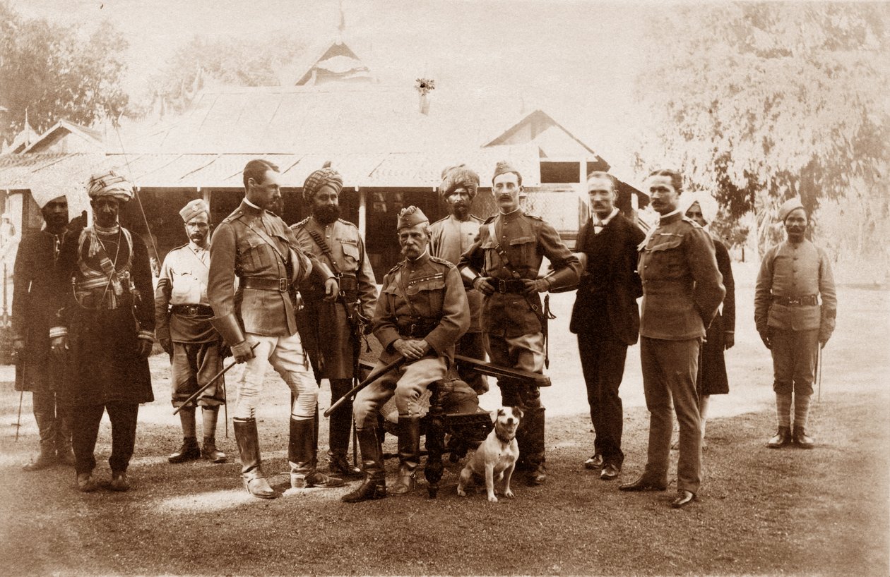 Narrain Sing, Hassan Ali, Major Hamilton D. Taylor, Ram Singh, Mohamad Khan, HSR Sir Fred, oberst P. Carew, ca. 1886 af English Photographer