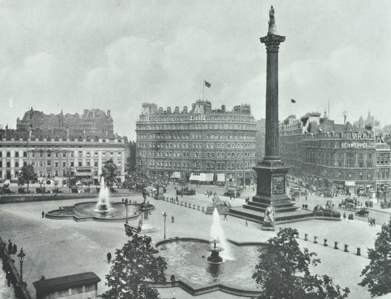 Nelsons Column, Trafalgar Square, Westminster LB: kigger mod sydøst, 1895 af English Photographer