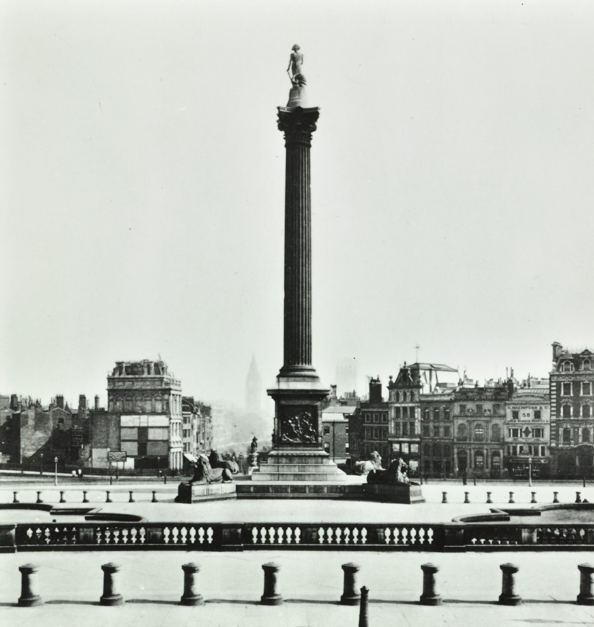 Nelsons Column, Trafalgar Square, Westminster LB: ser mod syd fra National Gallery, 1870 af English Photographer