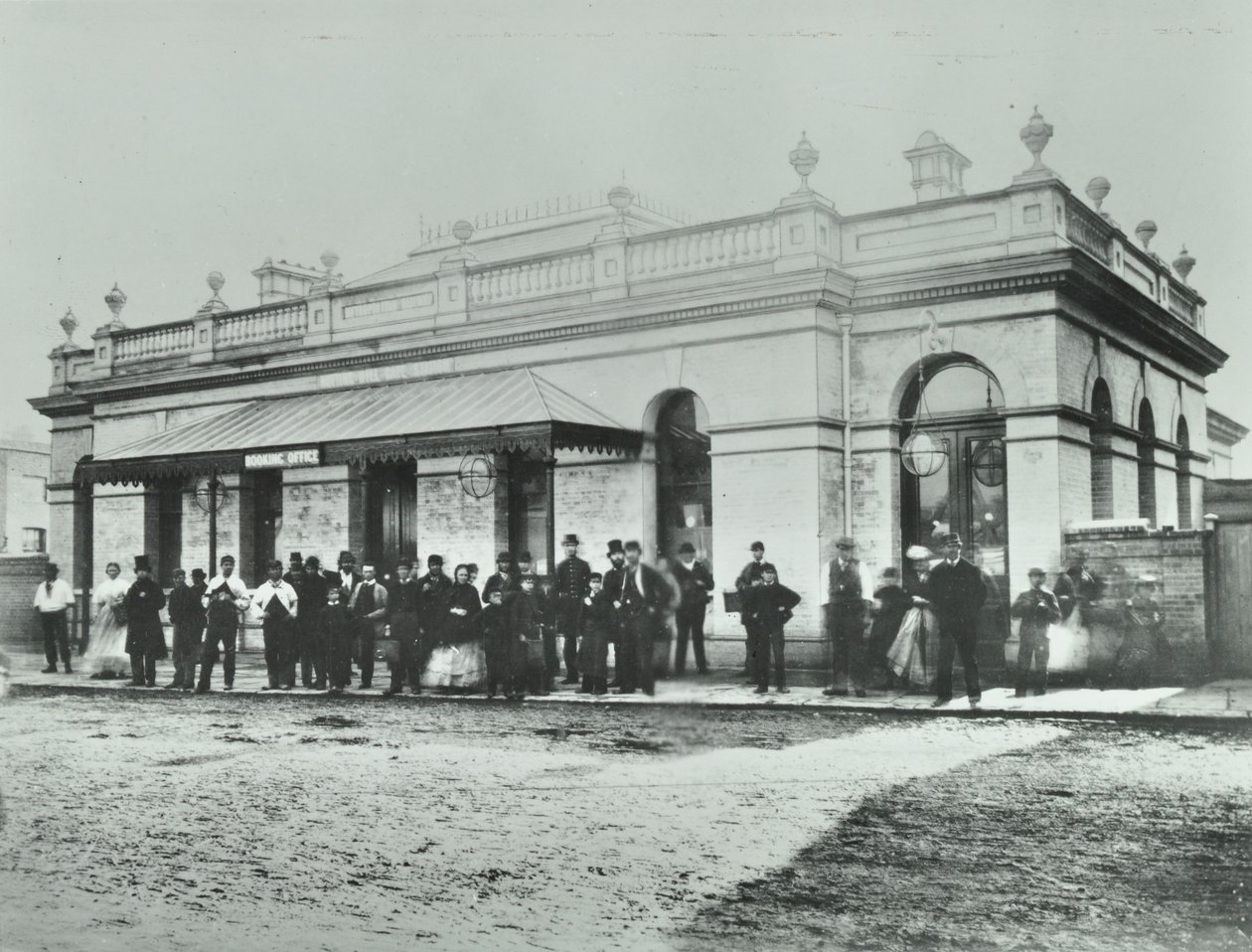 Notting Hill Gate Station: ydersiden af Metropolitan Railway, 1868 af English Photographer