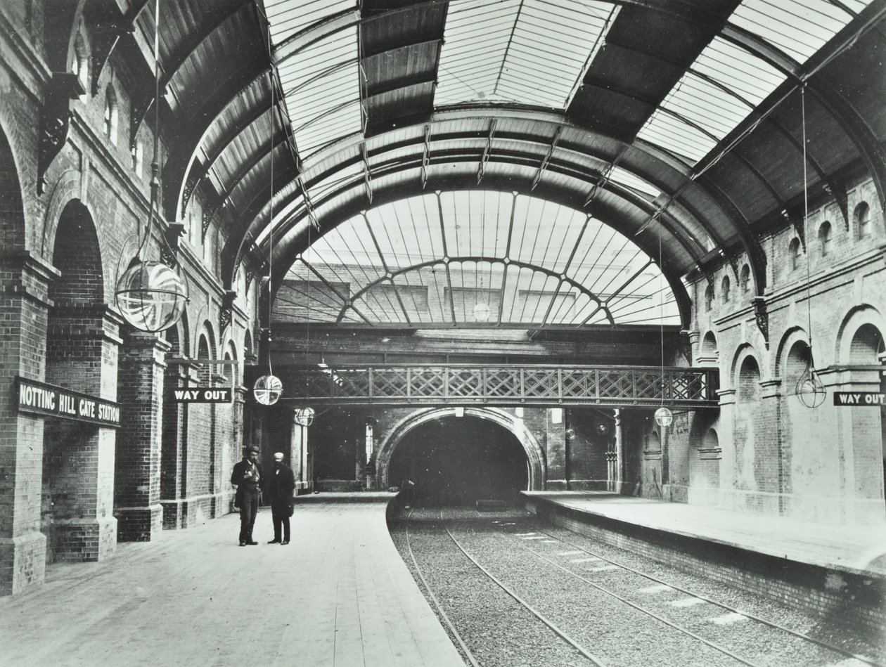 Notting Hill Gate Underground Station: udsigt over perroner og spor, 1868 af English Photographer