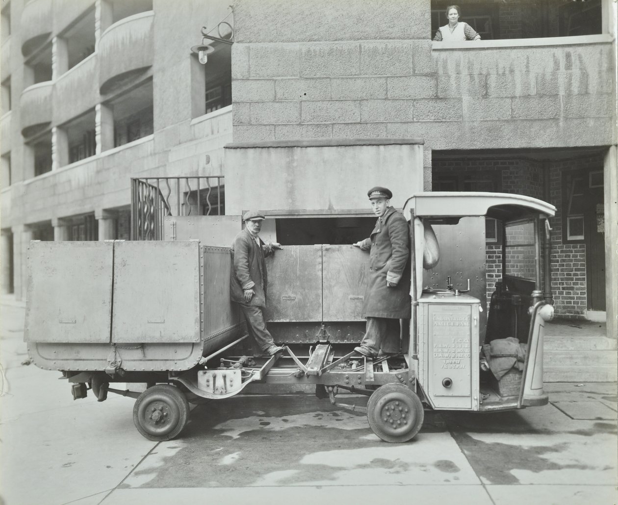 Ossulston Estate: Støvmænd tømmer container i bunden af affaldsskakten af English Photographer