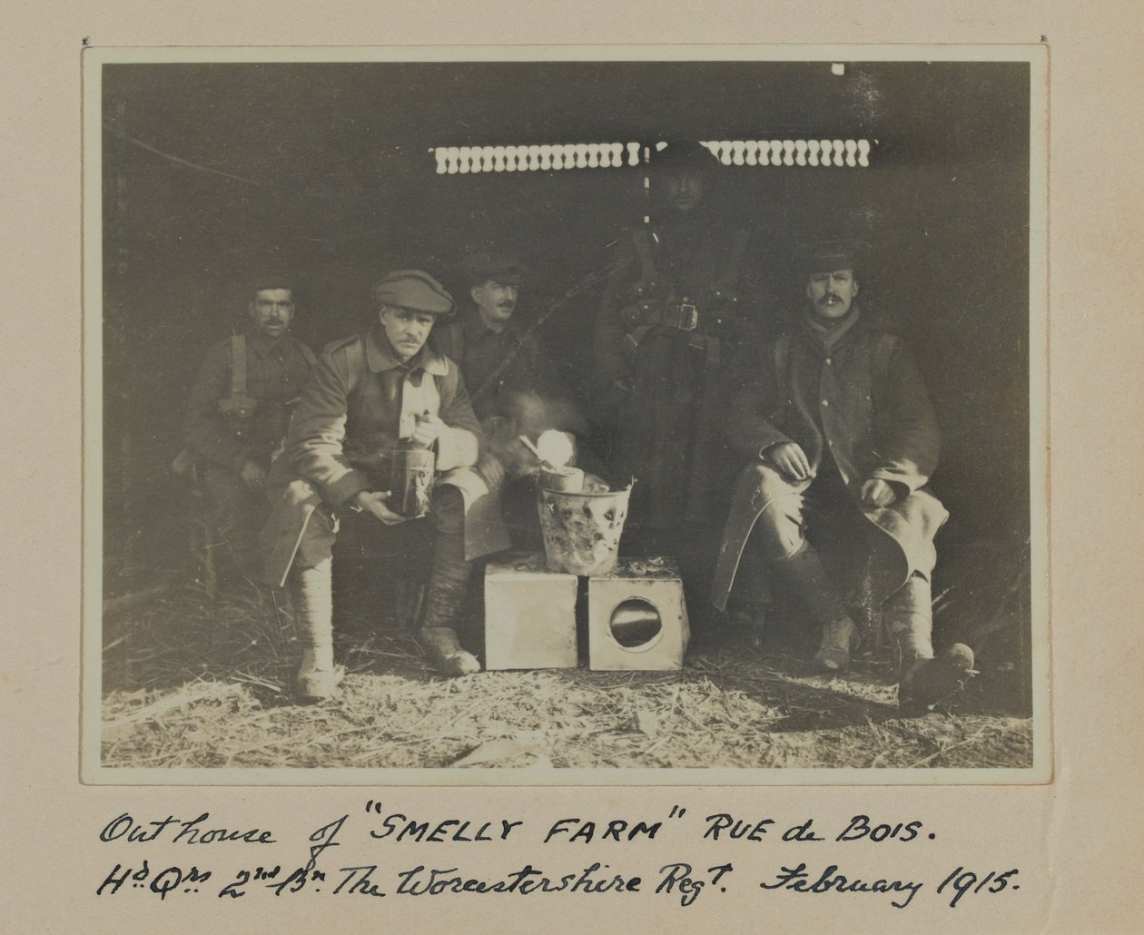 Udhus af LUFTENDE GÅRD Rue de Bois. Hd. Qrs. 2nd Bn The Worcestershire Regt. februar 1915 af English Photographer