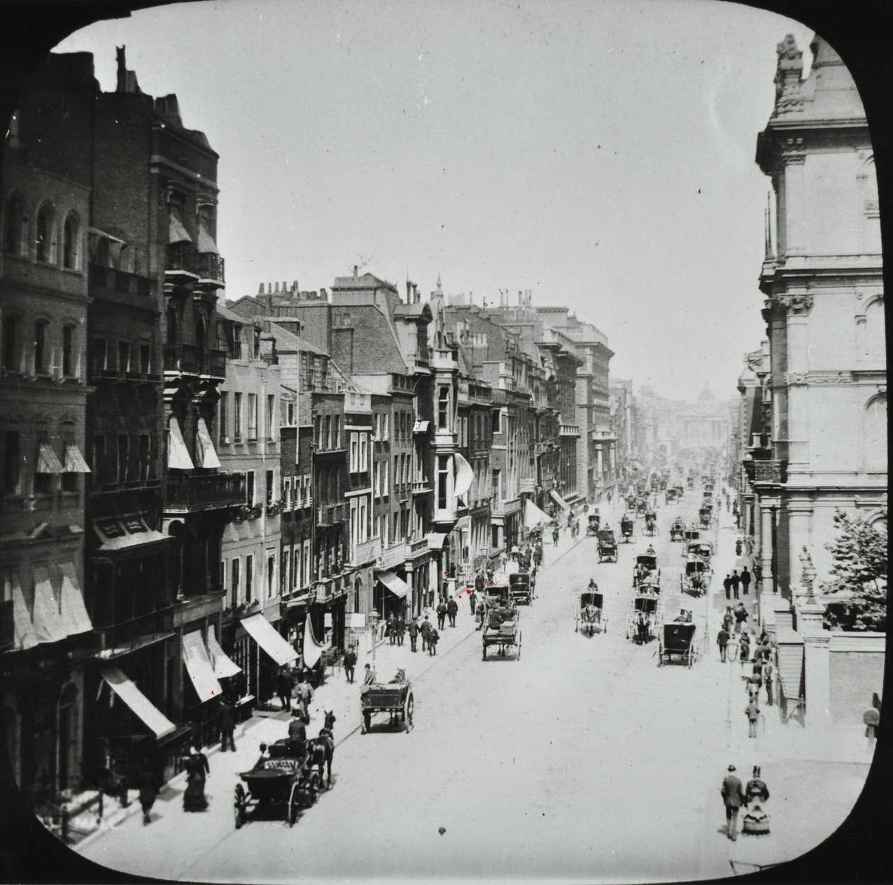 Pall Mall, Westminster LB: ser øst fra Marlborough Road, 1895 af English Photographer