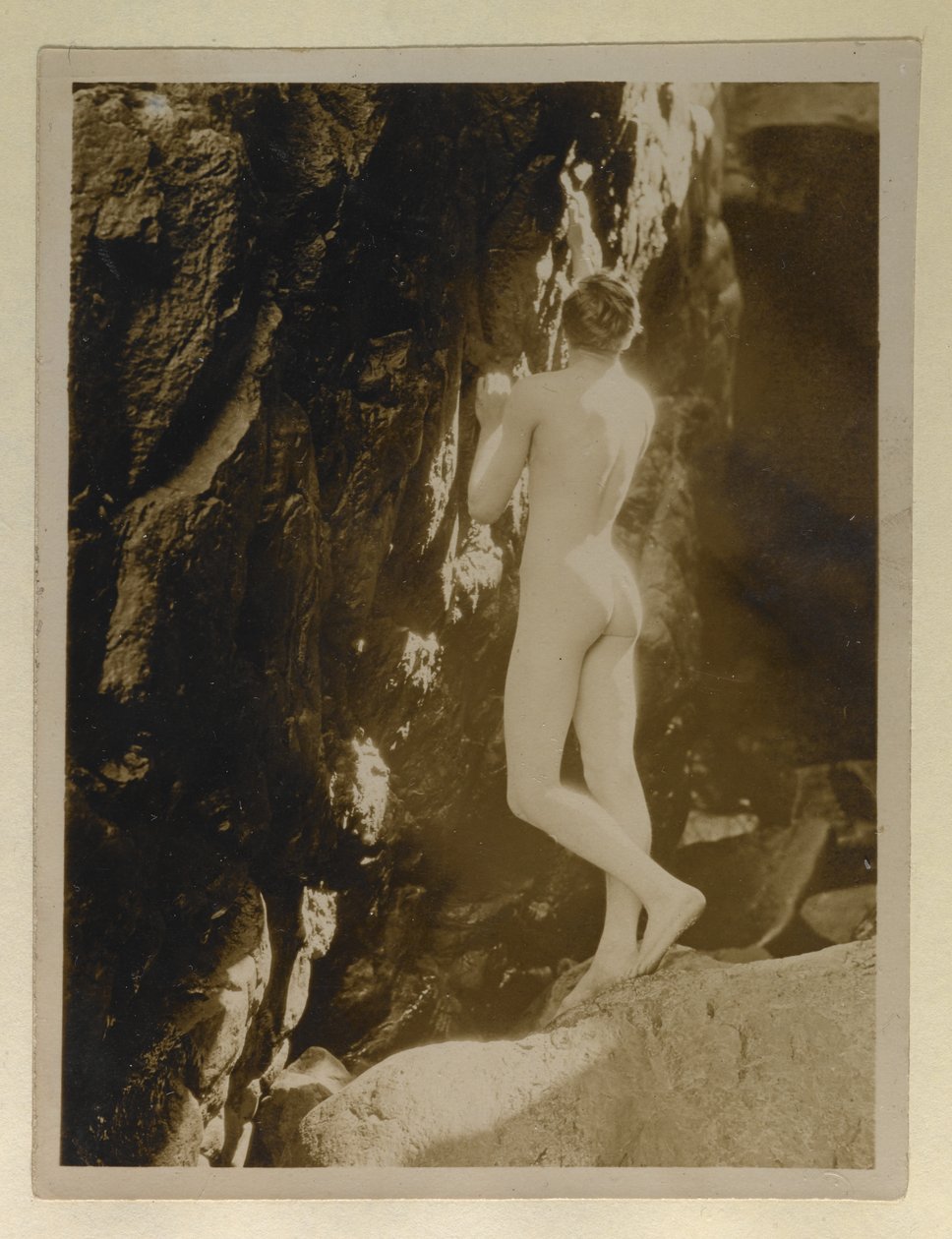 Fotografi af Alistair Graham nøgen, opbevaret med sit brev til Evelyn Waugh, ca. 1924 (gelatine sølvtryk) af English Photographer