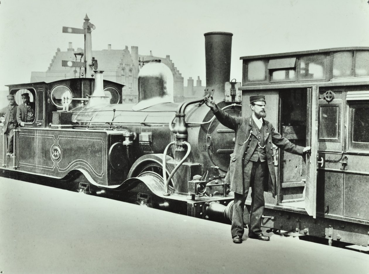 Perron Porter ved en jernbanestation, 1885 af English Photographer