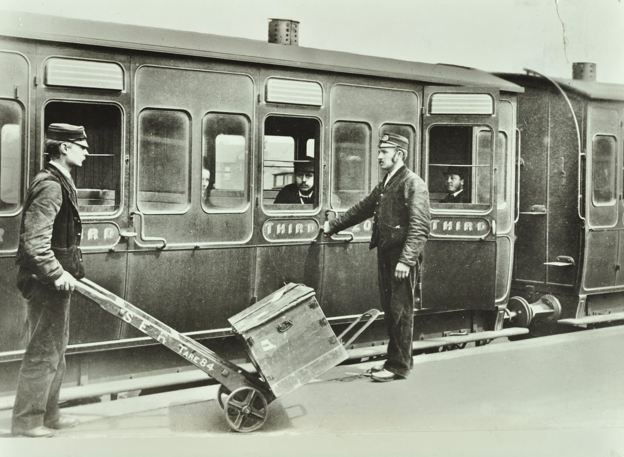 Perronportører ved en jernbanestation, 1885 af English Photographer