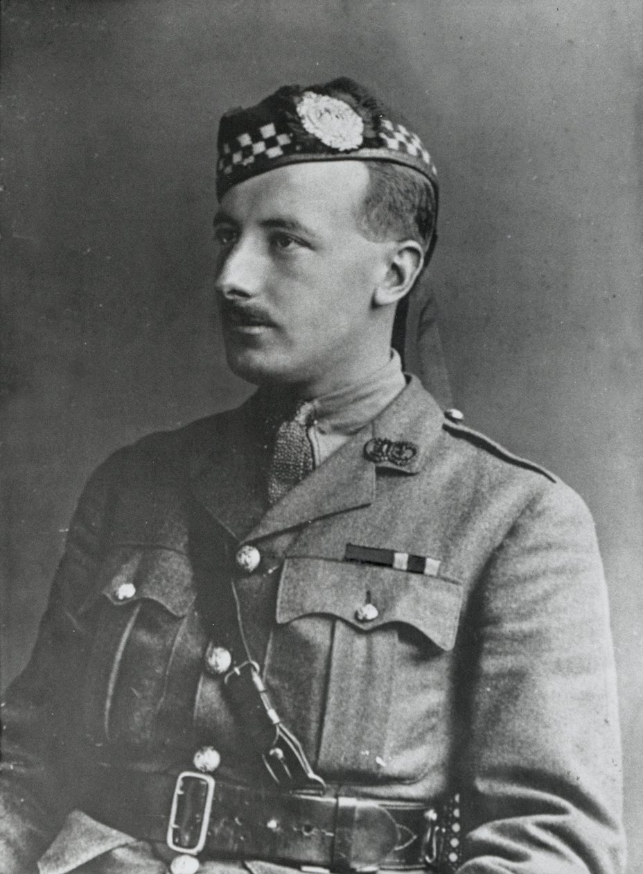 Portræt af kaptajn Arthur Henderson VC, 2. bataljon Argyll og Sutherland Highlanders, 1915 af English Photographer