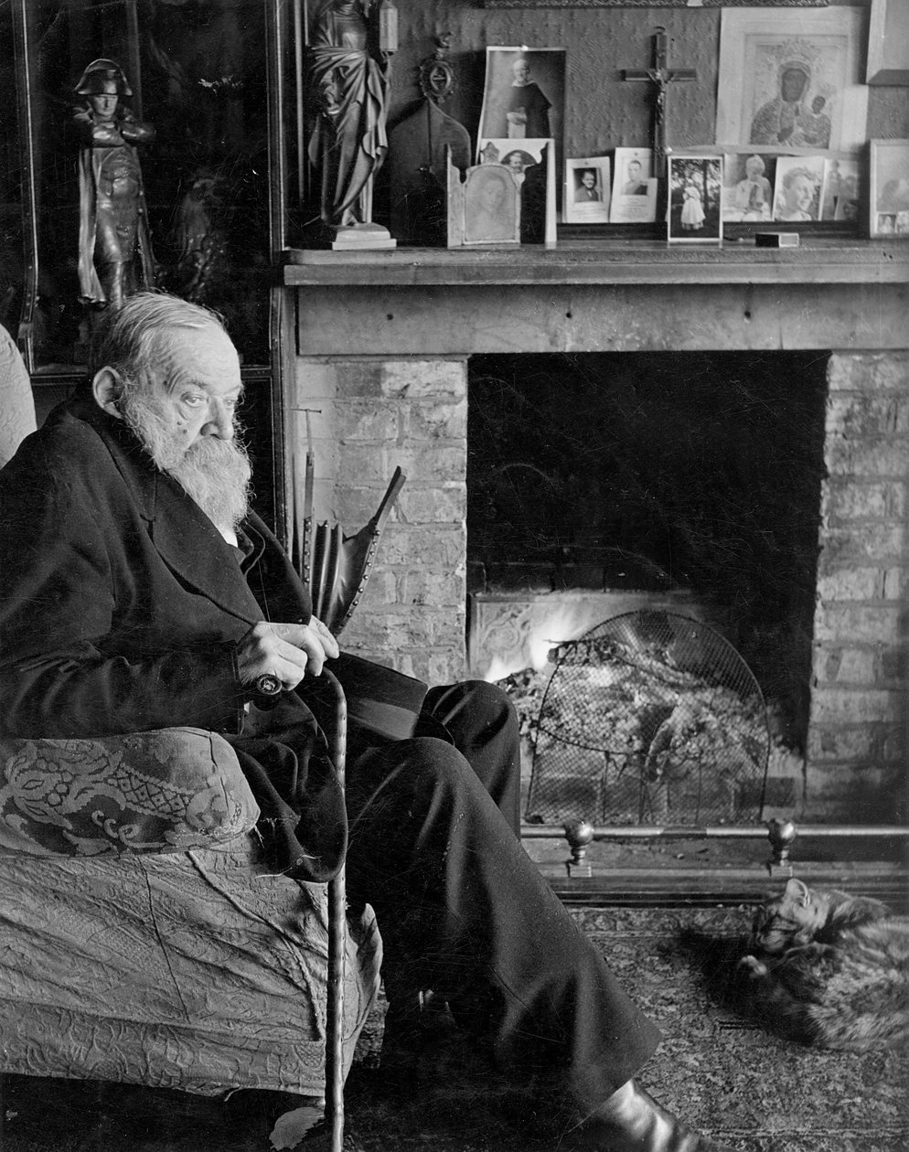 Portræt af Hilaire Belloc i hans hus, Kings Land, Shipley, West Sussex af English Photographer