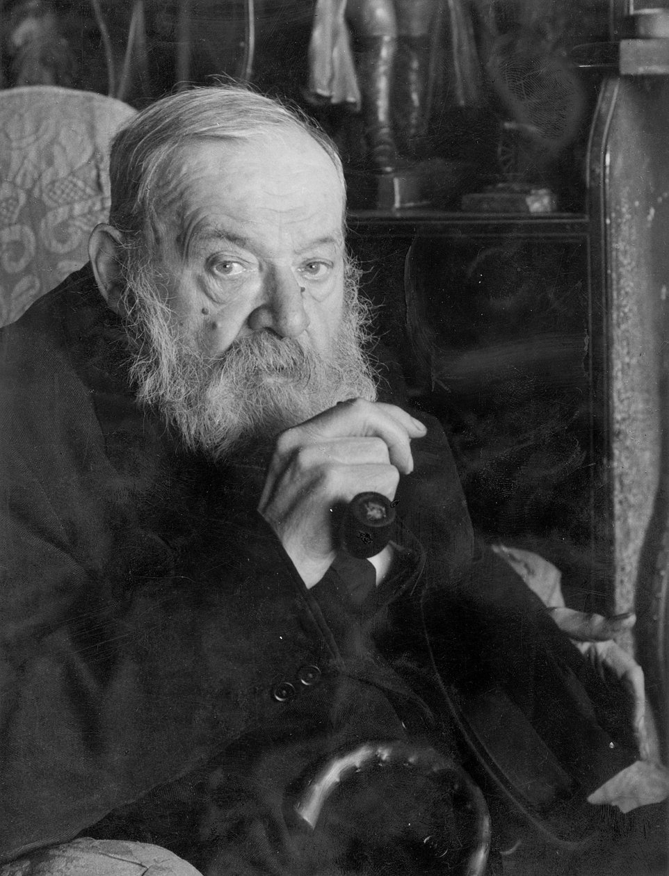 Portræt af Hilaire Belloc i hans hus, Kings Land, Shipley, West Sussex af English Photographer