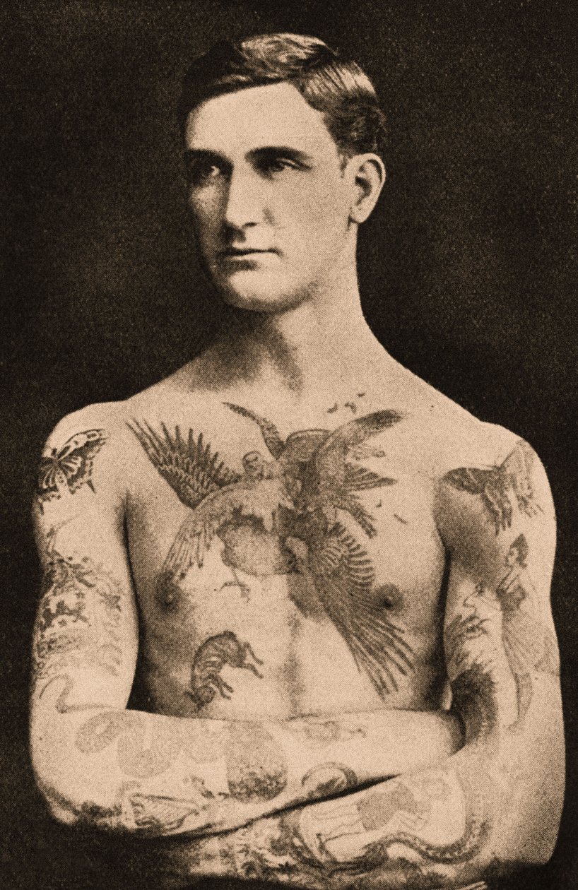 Portræt af en mand tatoveret af Sutherland MacDonald af English Photographer