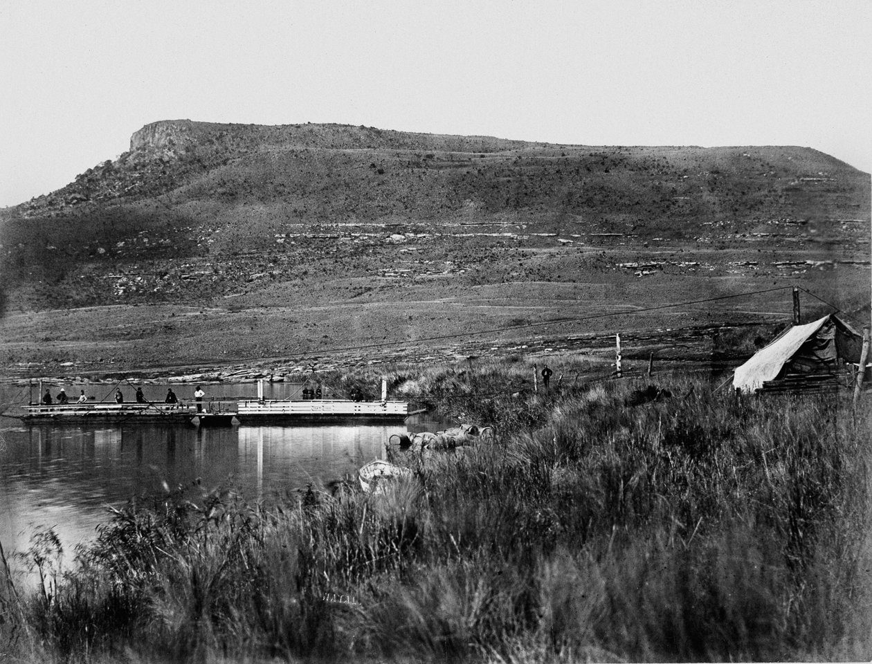Post ved Rorkes Drift med Signal Hill i det fjerne, 1879 af English Photographer