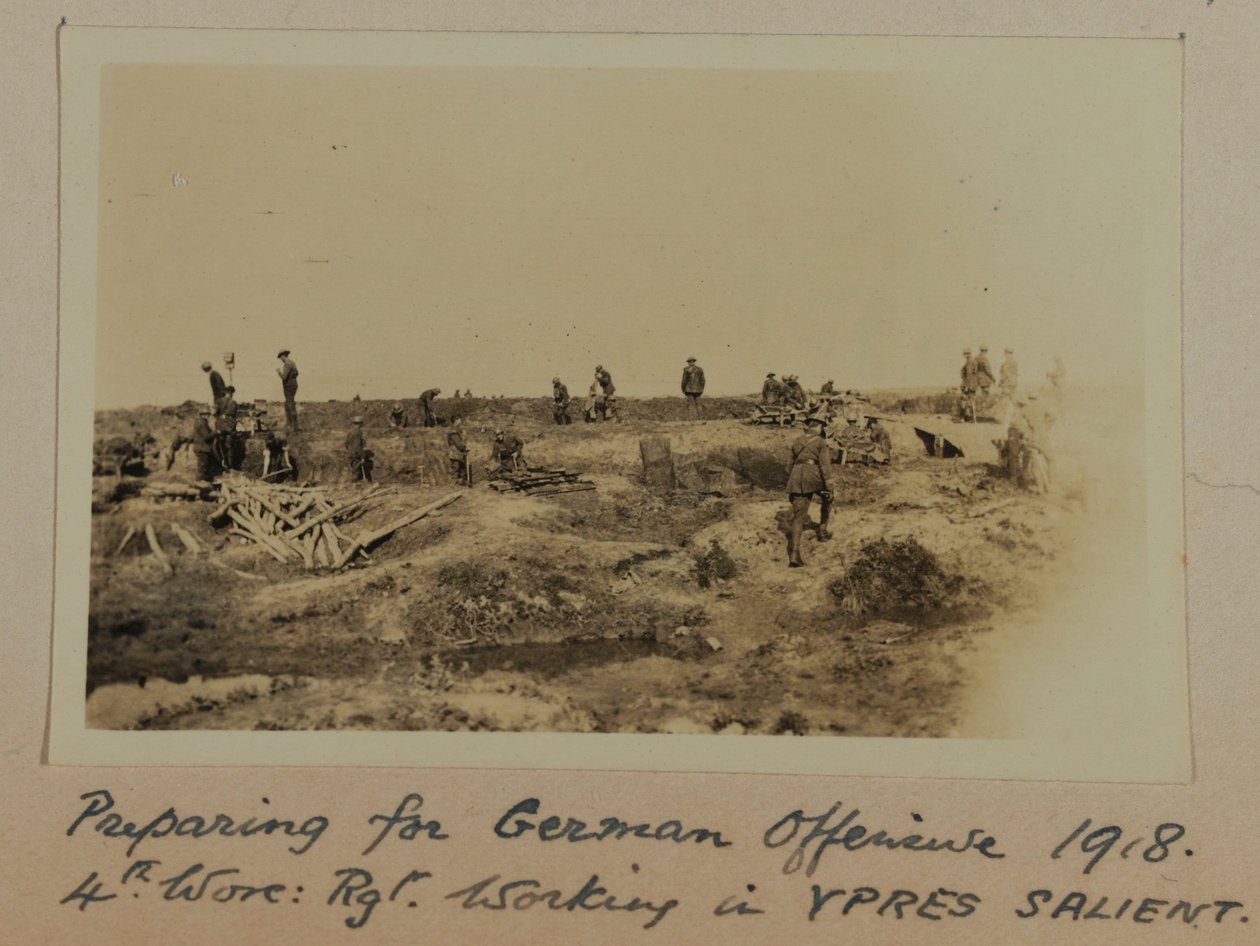 Forberedelse til tysk 1918-offensiv 1918. 4. Worc: Rgt. Arbejder i YPRES SALIENT af English Photographer