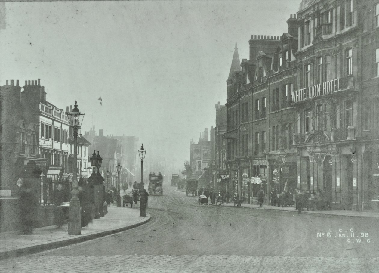 Putney Bridge: indfaldsvej fra Putney High Street, 1898 af English Photographer