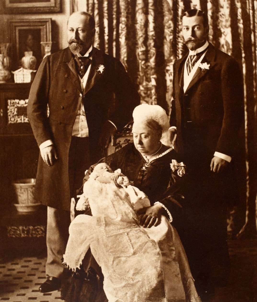 Dronning Victoria holder kong Edward VIII ved hans dåb den 16. juli 1894 af English Photographer