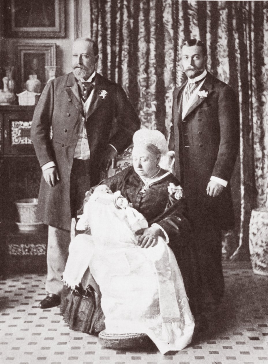 Dronning Victoria holder kong Edward VIII ved hans dåb den 16. juli 1894 af English Photographer