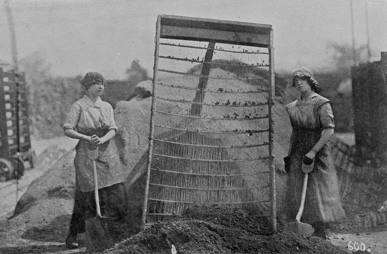 Riddling Cinders, War Office-fotografier, 1916 (bw-foto) af English Photographer
