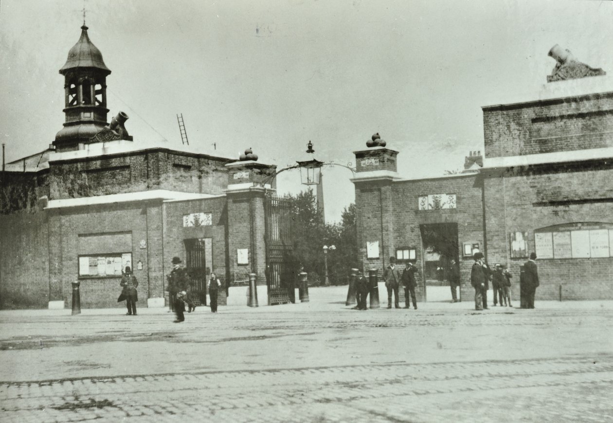Royal Arsenal hovedport, 1890 af English Photographer
