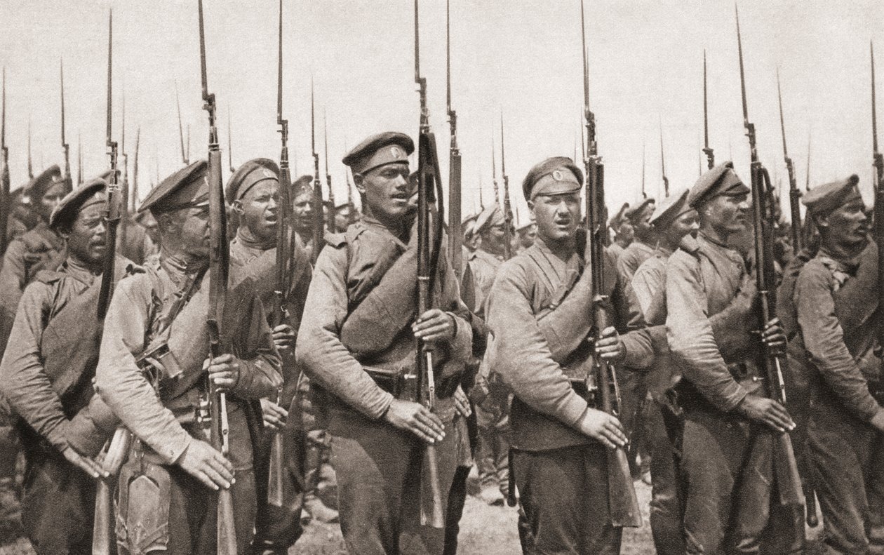 Russisk infanteri på parade og præsenterer våben under Første Verdenskrig, fra The Illustrated War News, 1915 af English Photographer
