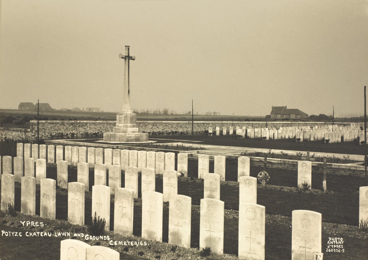 Saint-Charles de Potyze kirkegård, Ypres af English Photographer