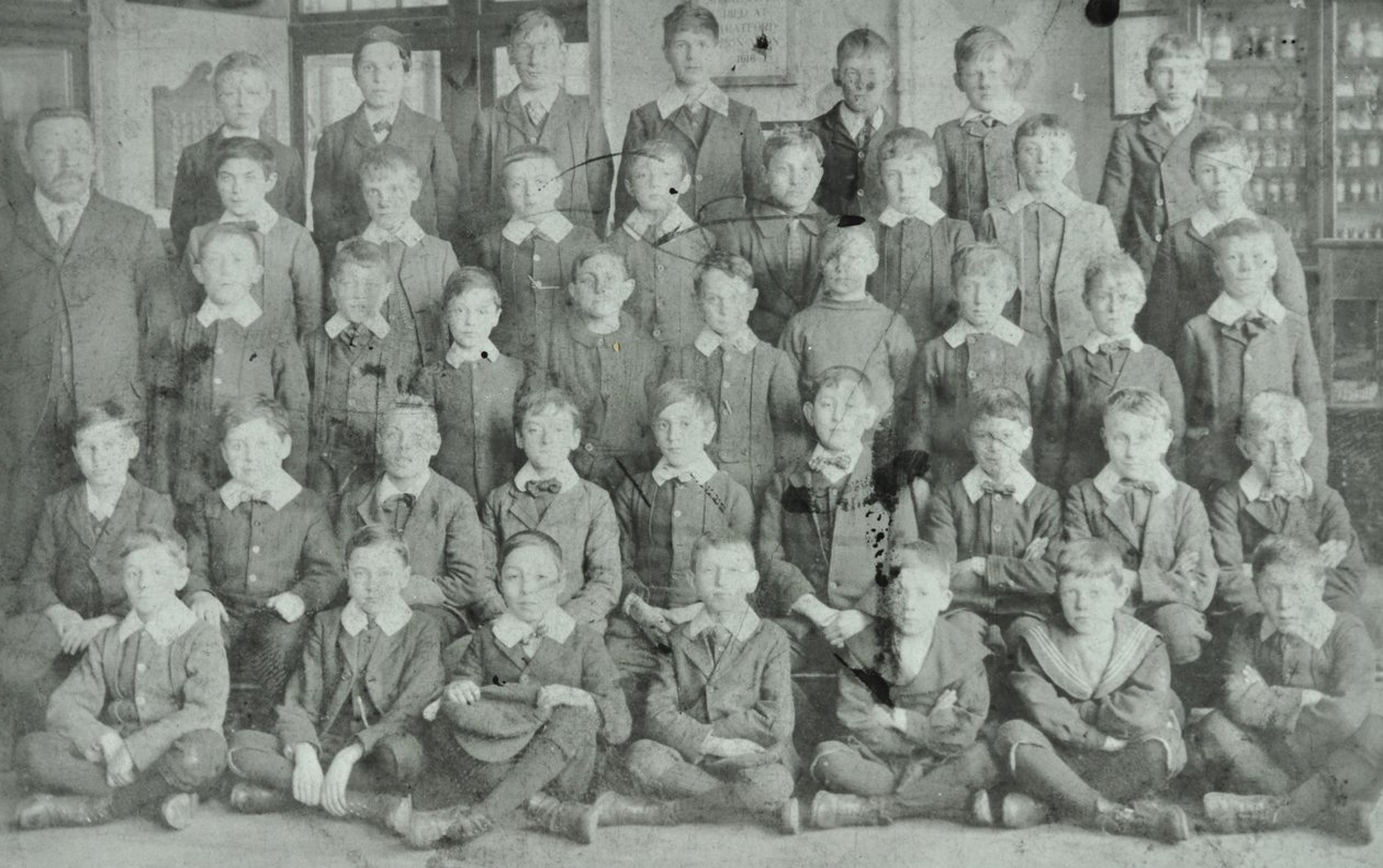 Skolegruppe, ukendt skole, 1895 af English Photographer