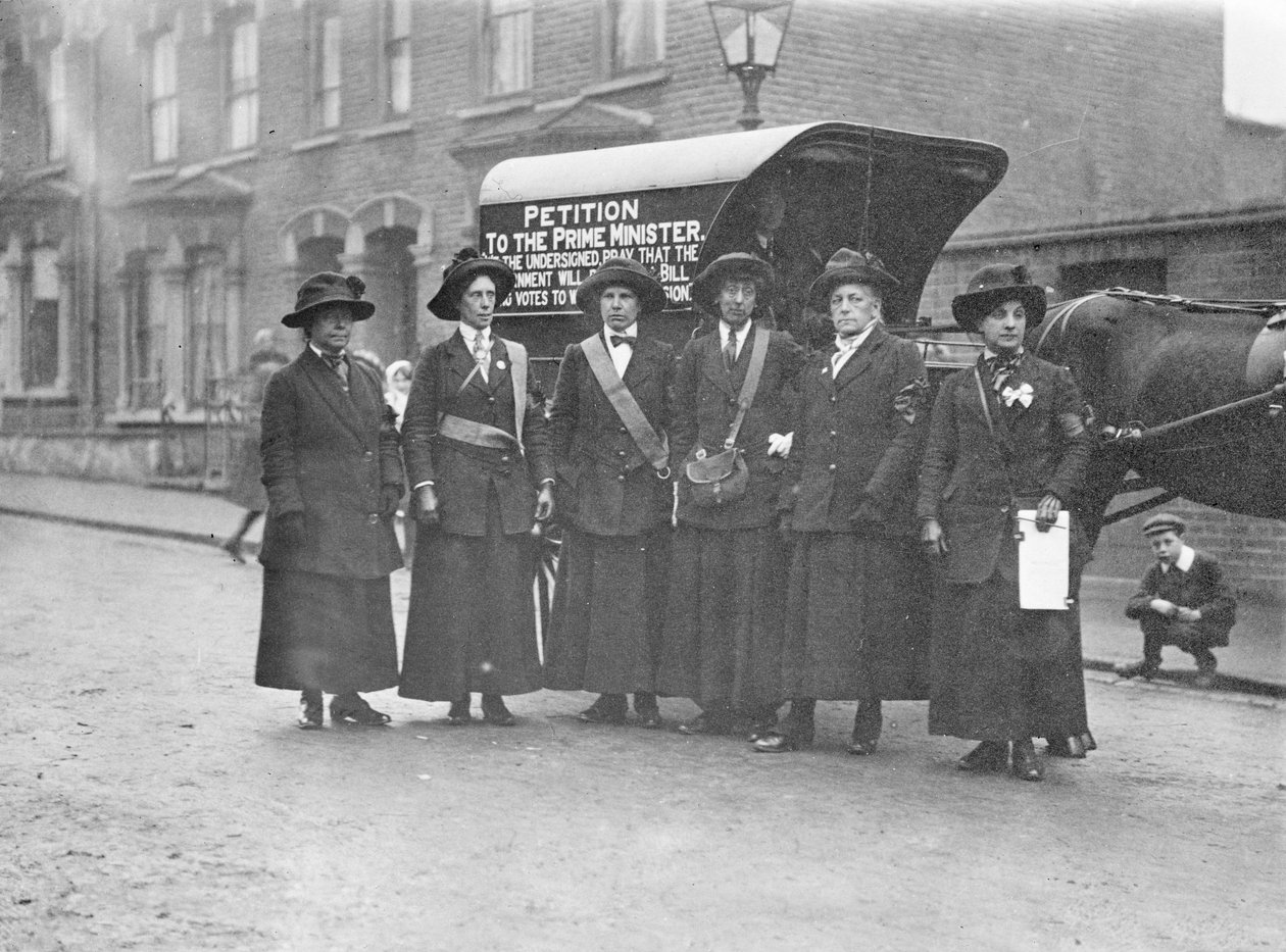 Skotske suffragetter ankommer til London for at afgive andragende af English Photographer