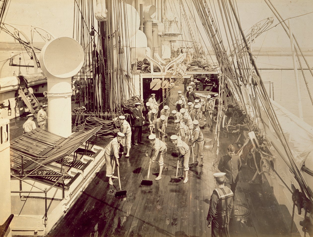 Skrubning af dækket på HMS Calliope af English Photographer