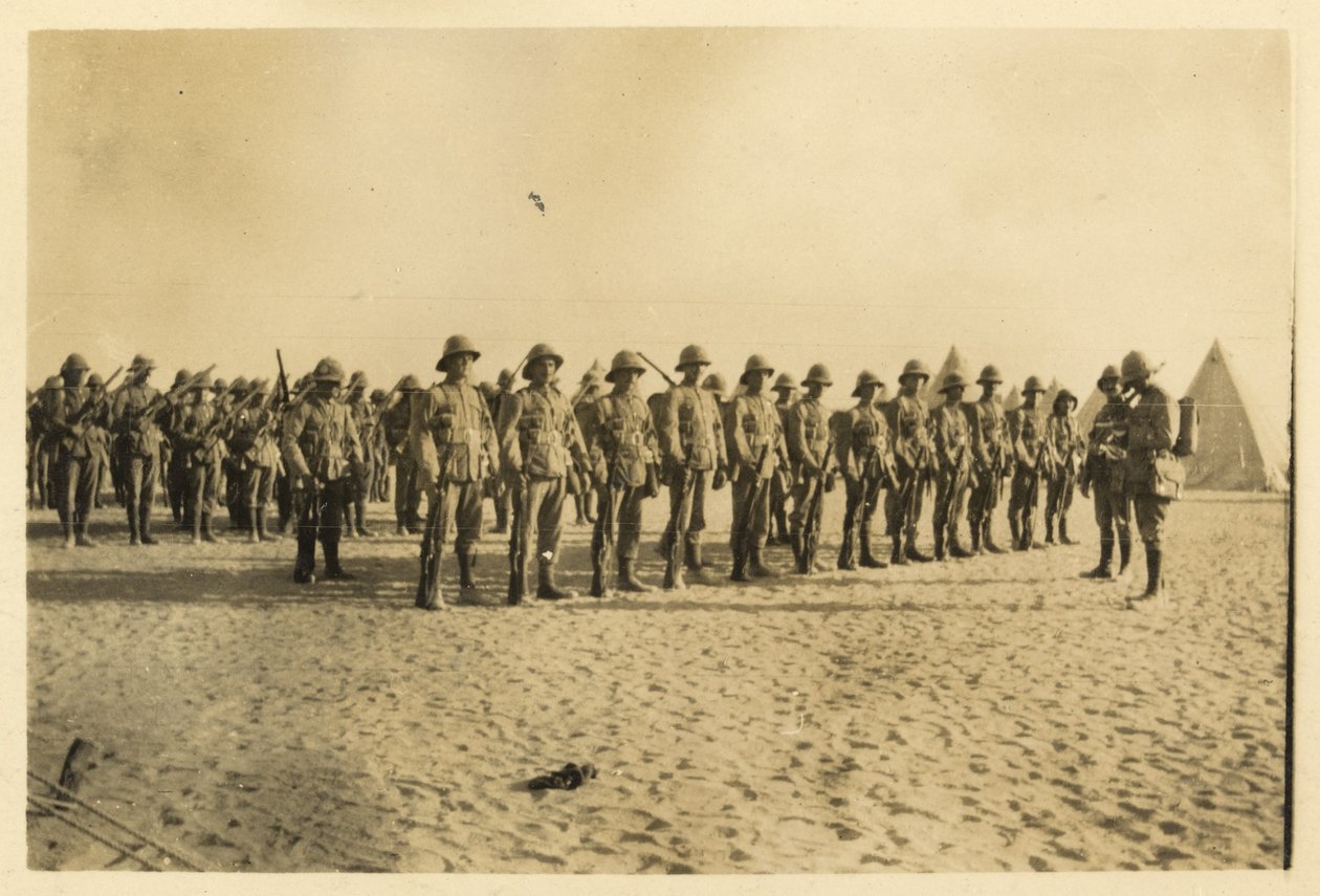 Viser en del af min Coy på parade i Shusha - Libyan Desert kl. 06.30, september 1916 (s/h-billede) af English Photographer