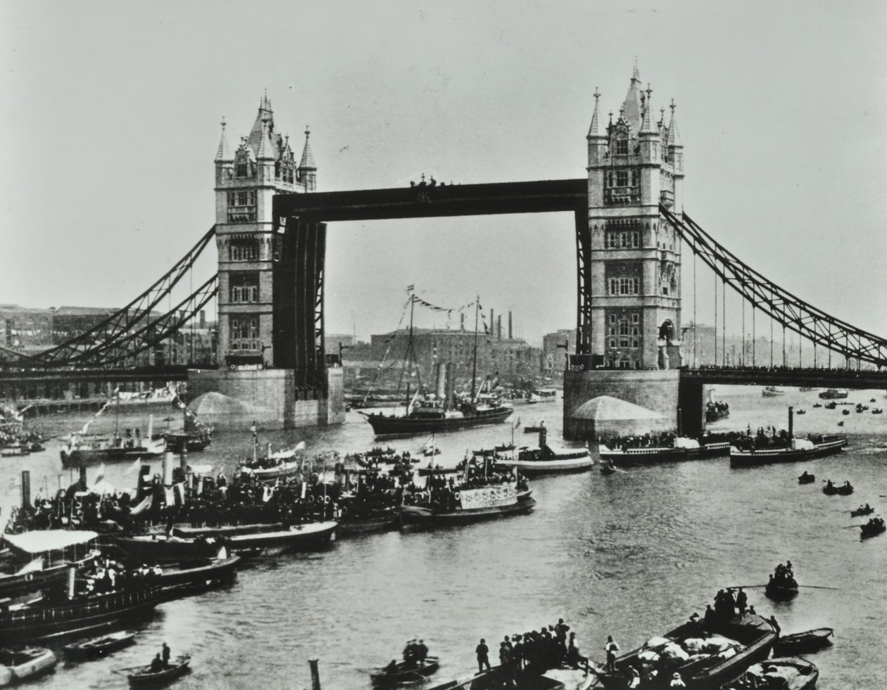 Skibe passerer under Tower Bridge, 1894 af English Photographer