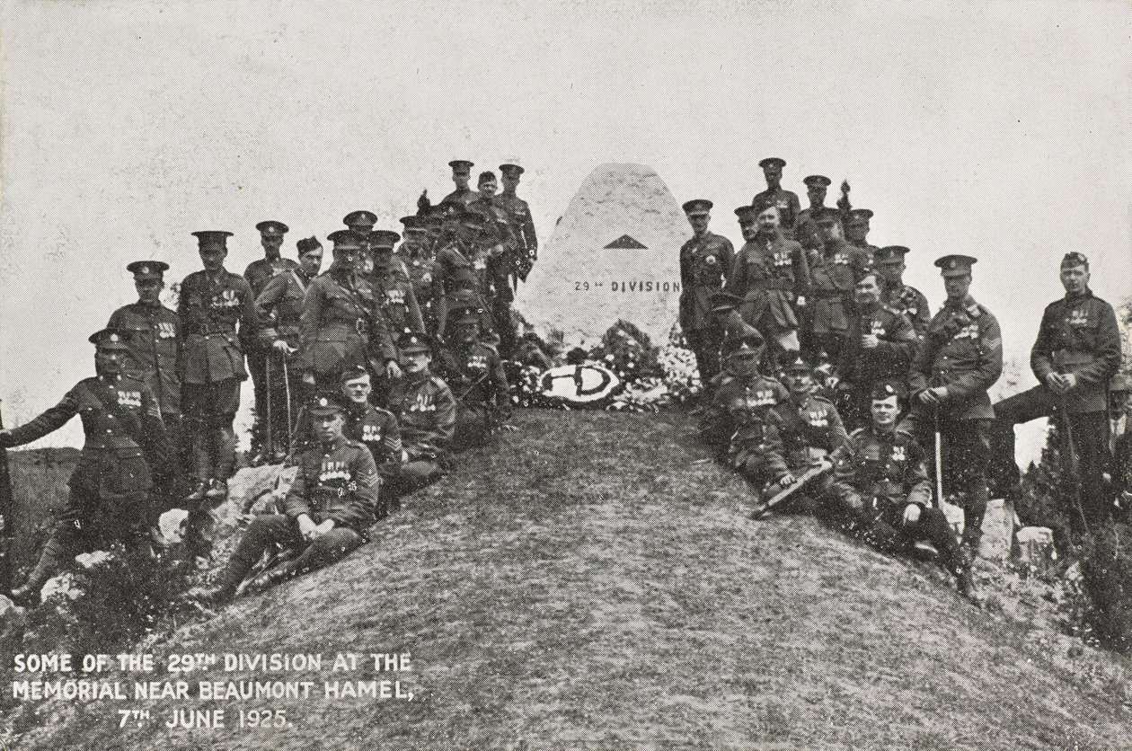 Nogle af den 29. division ved mindesmærket nær Beaumont Hamel, 7. juni 1925 af English Photographer