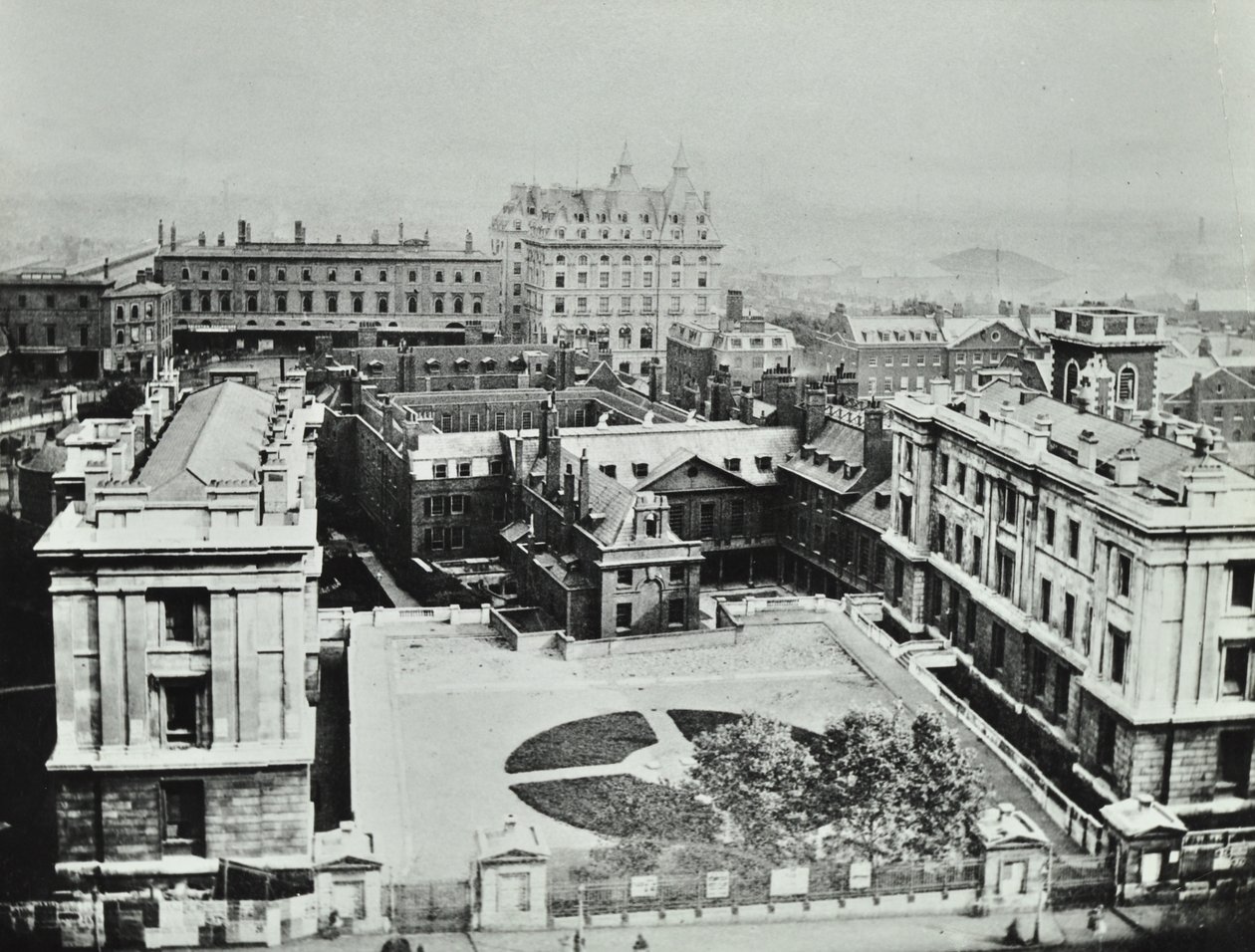 St Thomas Hospital: forhøjet udsigt over det ydre, 1862 af English Photographer