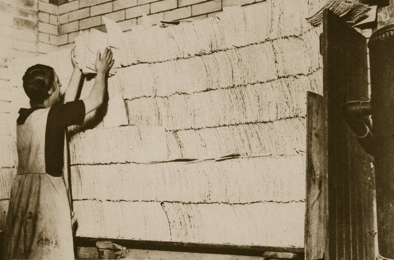 Stabling af usyret brød til påsken i et hebraisk bageri (sepia-billede) af English Photographer