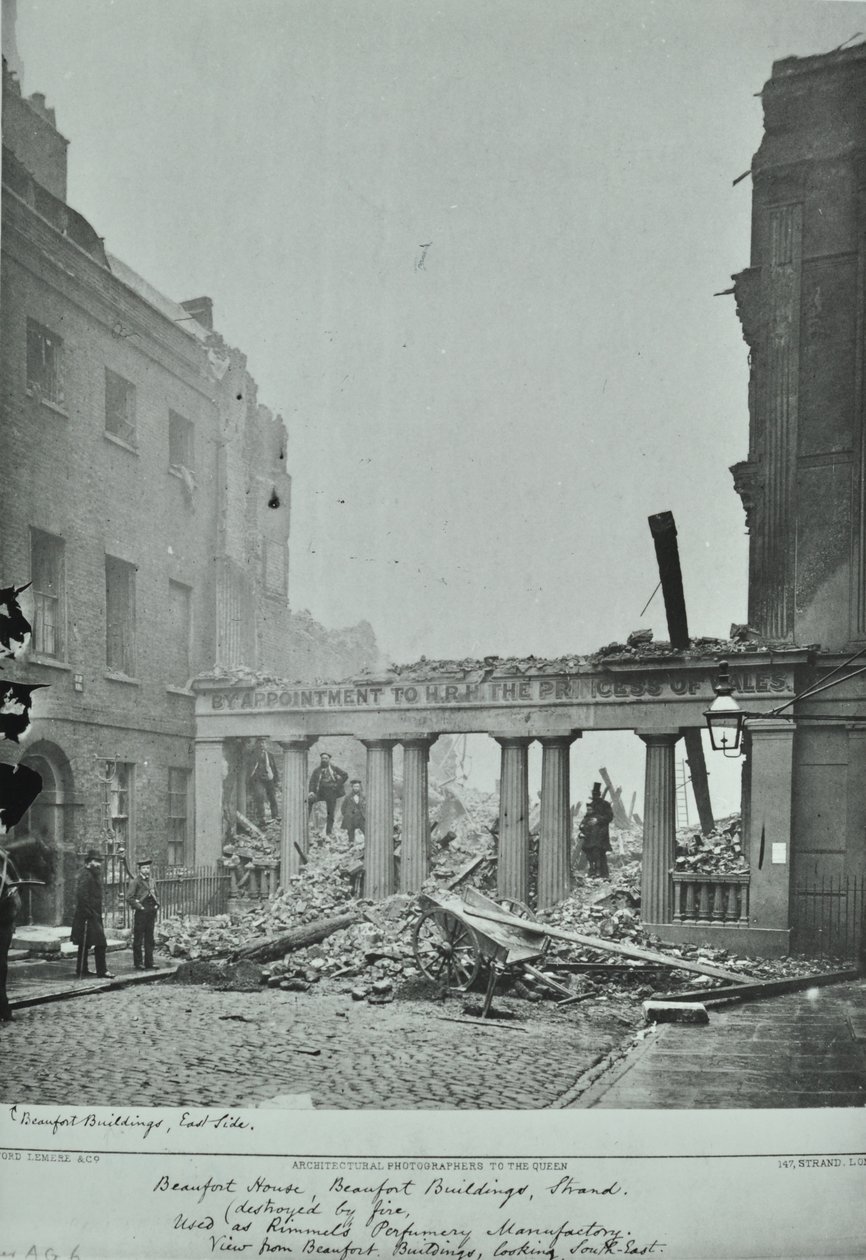 Strand, Westminster LB: Beaufort Buildings, brandskade, 1890 af English Photographer