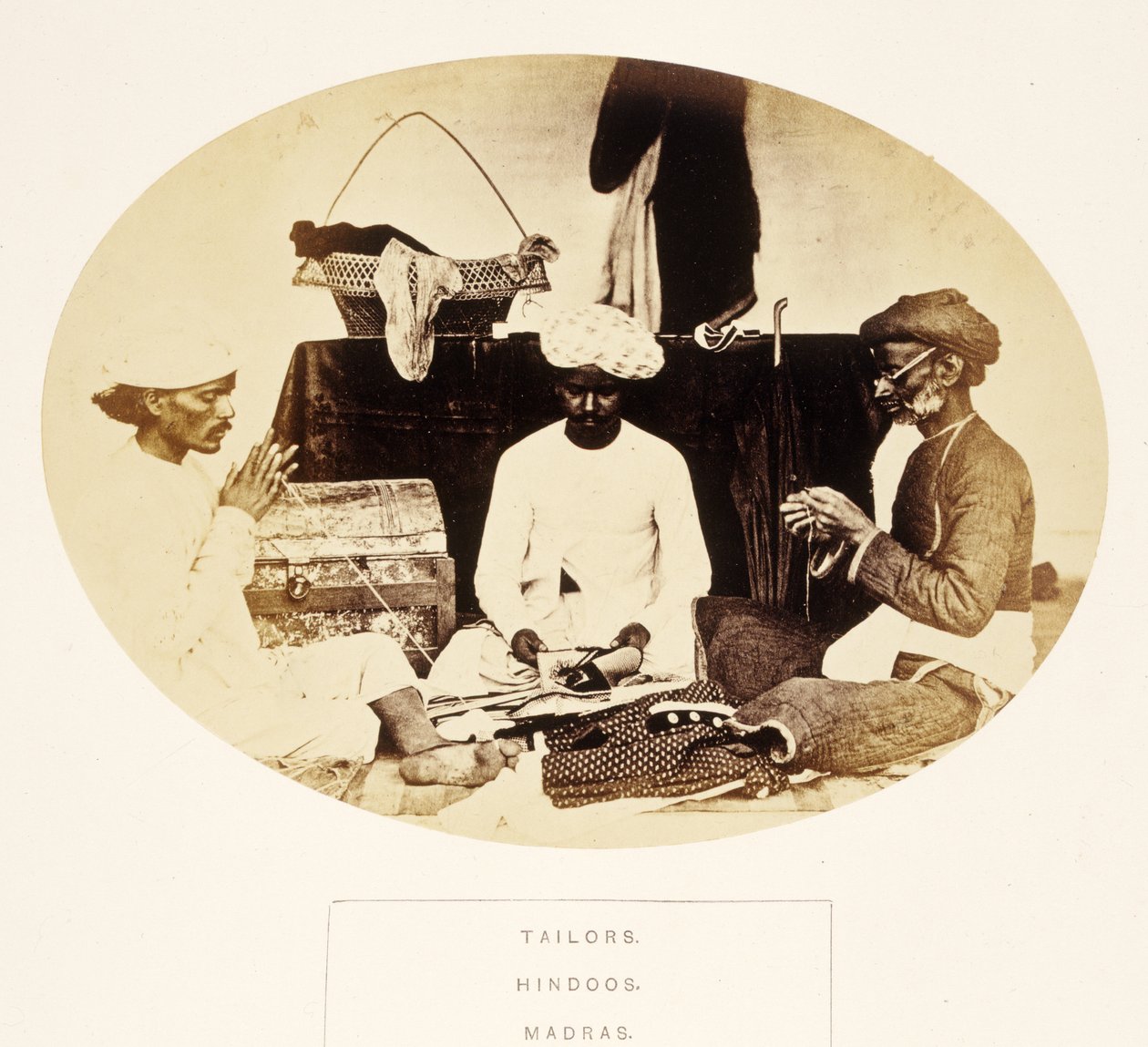 Tailors, Hindoos, Madras, fra The People of India, af J. Forbes Watson, udgivet 1868 (albummet tryk) af English Photographer