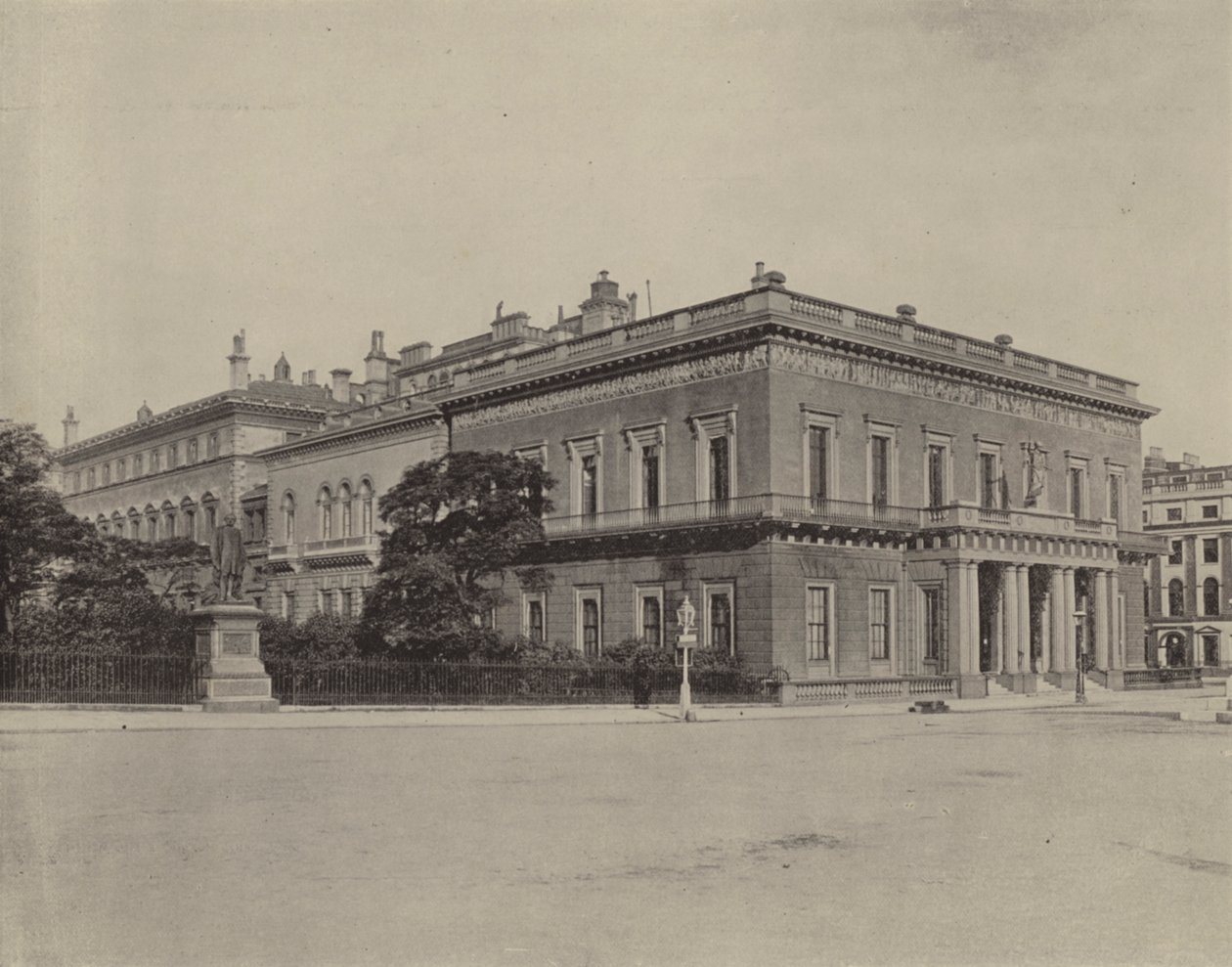 The Athenaeum Club (s/h-foto) af English Photographer