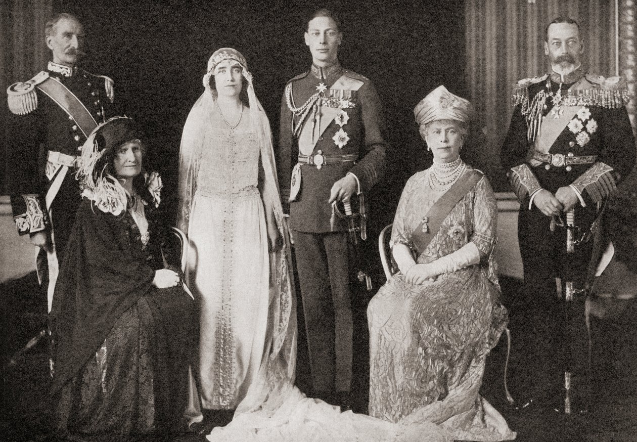 Den britiske kongefamilie ved brylluppet mellem hertugen og hertuginden af York, 1923, fra The Story of Twenty Five Years, udgivet 1935 af English Photographer