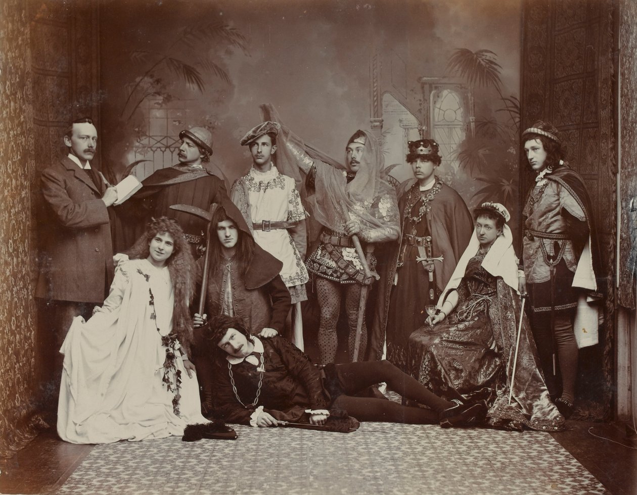 The Cast of Hamlet, Winter Gardens, Cheltenham, 1895 af English Photographer