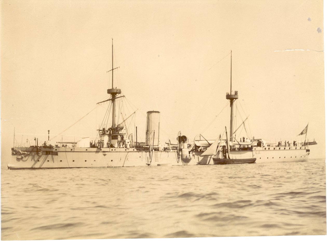 "Chih Yuan" ankrede ud for sydkysten ved Hove, lokal lugger ved siden af, ca. 1886 af English Photographer